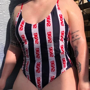 Sveabaddräkt  - En Svea baddräkt som är använd 2 gånger. Sitter skönt men säljer den för att jag inte känner att det är min stil. En storlek M skulle jag säga också kan ha den. 