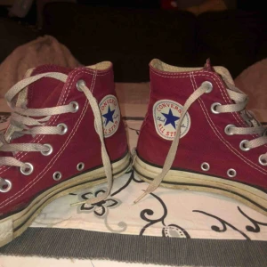  - Vinröda converse som tyvärr inte kommer till användning längre💗