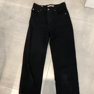 Levis ribcage  - Levis ribcage straight jeans Strl w26 L29 Köparen står för frakten  Säljs pga ngt för korta för mig (jag är 172)