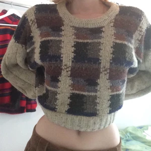 Mysig cropped sweater - Jätte mysig stickad tröja! Köpt på secondhand och är cropped som går perfekt att ha till våren också