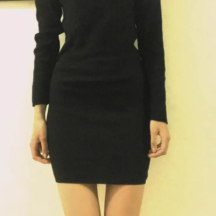 svart ribbad klänning med hög krage🐢 jag är en storlek xs/s och tror den passar m-xl bättre! (är 180cm btw ang längden) 🦇 kan mötas upp i malmö annars tillkommer fraktkostnad <3. Klänningar.