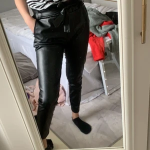 Skinnbyxor från missäy strl S - Lägger upp dessa snygga byxor igen med bättre bilder ❤️ skinnbyxor med knytning i midjan! (Jag är 1,65) säljs pga att dom aldrig används 🥰