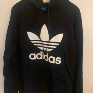  - Vanlig svart hoodie ifrån adidas. Knappt använd och ganska overzised. 