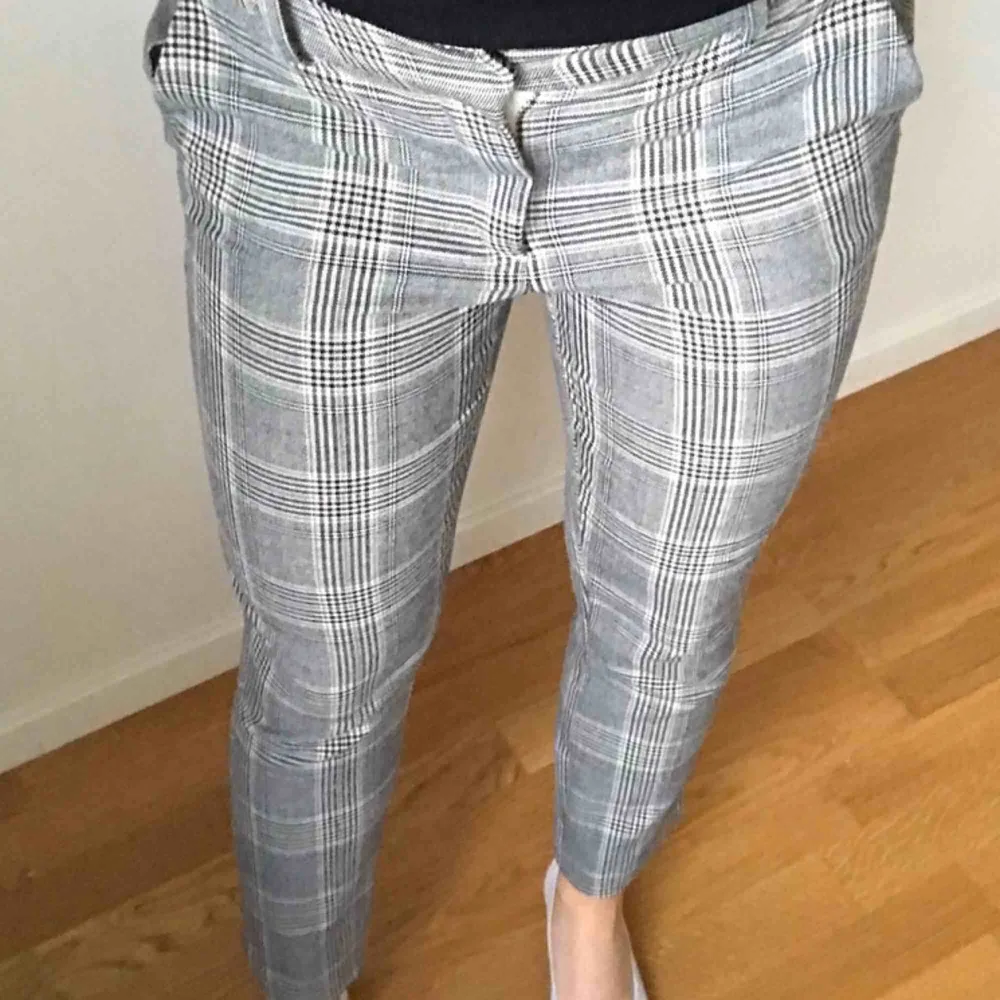 Stretchiga kostym byxor från H&M🖤🤍 Går hela vägen ner på mig som är 168🐼. Jeans & Byxor.