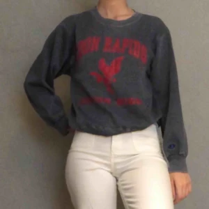  - Blå collegetröja i storlek M med texten ”Coon rapids junior high”. Köpt på beyond retro. Brukar ha storlek S på tröjor. Kan mötas upp eller frakta då köparen står för kostnaden. Skriv provat om ni är intresserade eller har frågor!!