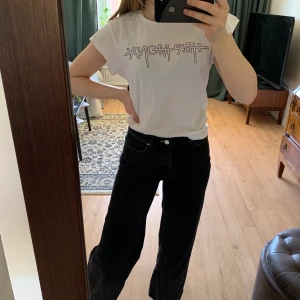 Vit t-shirt - Vit t-shirt från cheap monday i storlek XS. Jag är 162 cm lång, t-shirten är inte figursydd. I superskick 🥳 