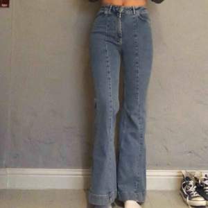 Blå flared high rise jeans från H&M. Jag är 176 cm lång och jeansen är i storlek 26. Aldrig använda pågrund av storleksfel. Kan mötas upp eller frakta då köparen står för kostnaden. Skriv privat om ni är intresserade eller har frågor!! 