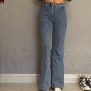  - Blå flared high rise jeans från H&M. Jag är 176 cm lång och jeansen är i storlek 26. Aldrig använda pågrund av storleksfel. Kan mötas upp eller frakta då köparen står för kostnaden. Skriv privat om ni är intresserade eller har frågor!! 