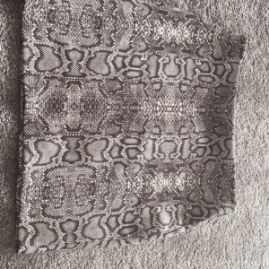 Kjol - En sån fin ormkjol i storlek S men passar som M också! Jättebekvämt material och perfekt längd. 