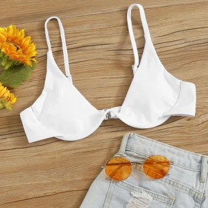 Bikiniöverdel strl S - Säljer denna trendiga bikiniöverdelen!💓 köpt på shein. Fick hem två likadana så försöker hitta en ny ägare🌸 Köparen betalar frakten på 22kr. Betalning sker via swish. Hör av dig om du funderar på något!högsta bud:120kr + 22kr frakt,budgivning avslutas ikv