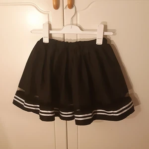 Svartvit kjol - En svartvit kjol med genomskinliga/tyll-detaljer. Har inbyggda "shorts" under kjol-delen. Fint skick förutom två små trådar. Storlek okänd men tippar på XXS-XS. Priset är exklusive frakt, kan både mötas upp i Göteborg och skicka! Obs, katt finns i hemmet!