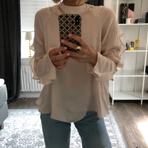 Nelly blus - Blus ifrån Nelly i ljus rosa🌸