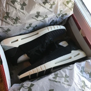 Under Armour women’s Hovr SLK EVO - Träningsskor från Under Armour. Modell (women’s) Hovr SLK EVO. Storlek EU 40. Helt nya och oanvända, köpte i fel storlek.