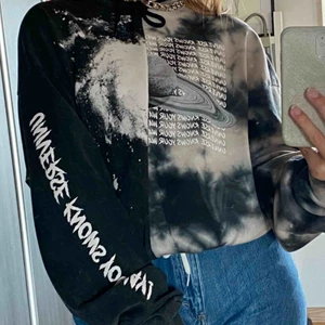 RiLi hoodie - Sjukt ball och skön hoodie i storlek L, RiLi designe från madlady. Använd endast 2 gånger, så i väldigt fint skick. Tunt och väldigt skönt material! Nypris 600kr, säljer den för 300kr.  (Köparen står för frakten) 💚