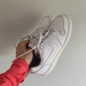 Nike sneakers 41 - Fina sneakers från Nike, storlek 41. Fint skick, aningens slitage på sulan. Skickas mot porto 63:-
