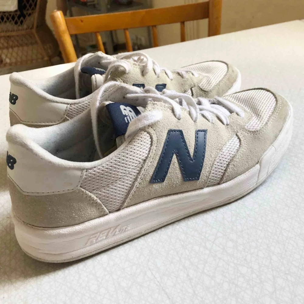 New Balance Crt300 grå/beige/vita i stl 38 Köpta i Berlin för ett år sedan, sälja pga för stora för mig. Dom är i fint skick, några mindre färgskiftningar framtill.  200kr köparen står för frakten!  🪐🪐🪐. Skor.