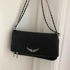  - Zadig & Voltaire väska i fint skick med båda banden. Köpt för ca 1 år sedan, nypris 3100 kr. 