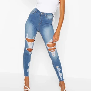 jeans från Bohoo - snygga stretchiga högmidjade jeans från Bohoo. Helt oanvända med prislapp kvar, sitter jättebra på & skönt material. Nypris 630 säljes för 300 ✨ 