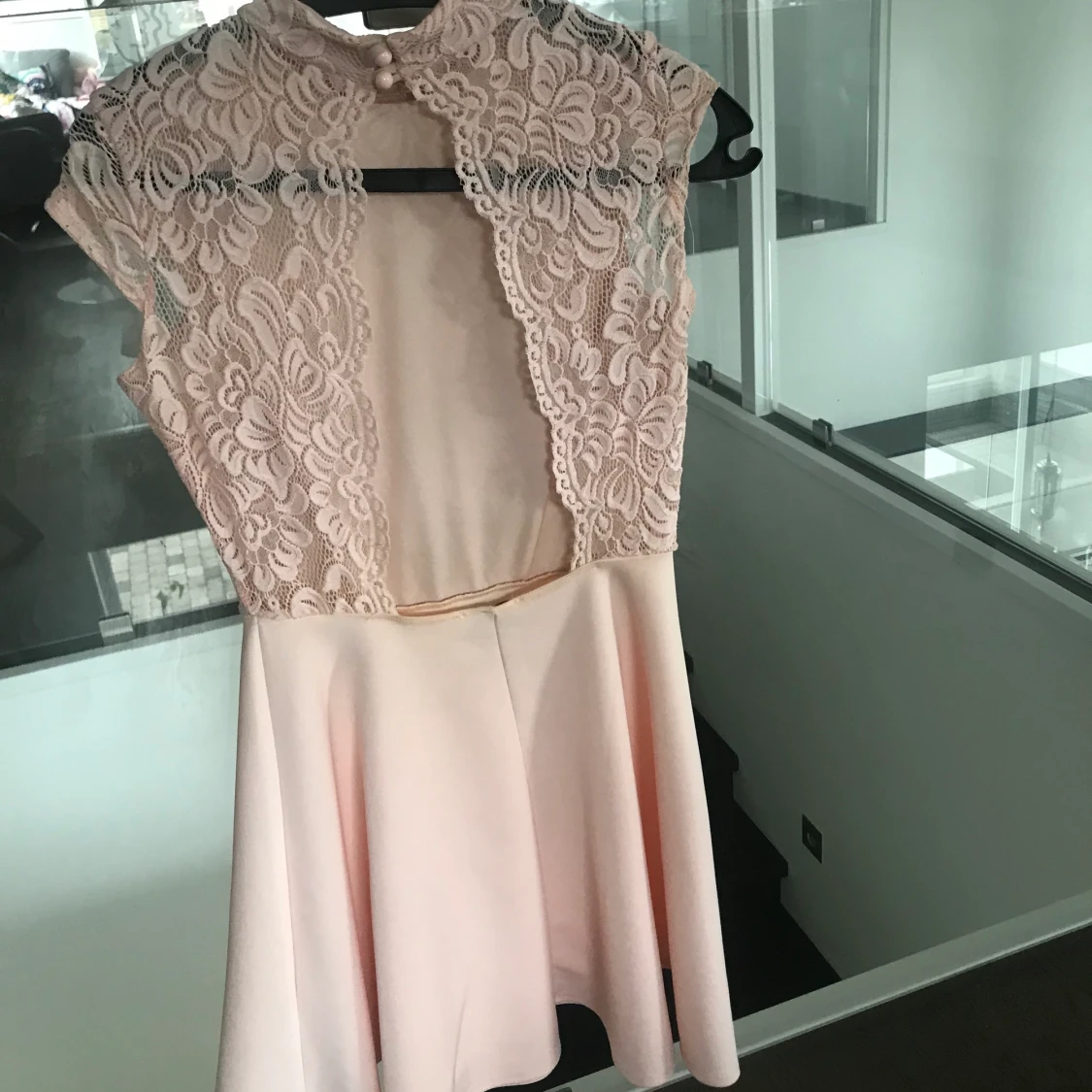 Klänning med öppen rygg  - 90