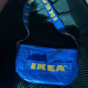  - Vi fortsätter med våra unika egensydda ikea-bags! Denna i minisize, efter önskan✨ Gjord med kärlek & inkluderad frakt❤️ Hör av er för fler bilder, frågor eller vid intresse :) först till kvarn!