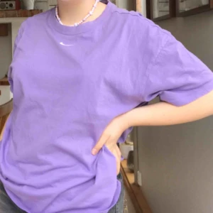 Oversized nike tshirt strlk S - Skitcool oversized pastellila nike tröja! Köpt förra året för 500kr. Finns pyttelitet hål mitt på tröjan men inget man tänker på. Köparen står för frakten (42kr)