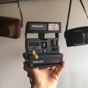 Polaroid kamera - Fin Polaroid i funktionellt skick söker hem! 600kr med frakt eller med en film på köpet! Du väljer<3