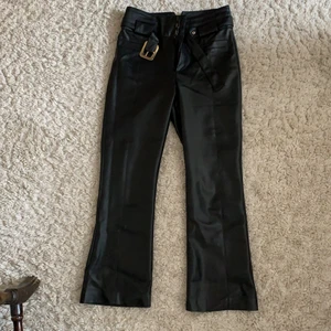 Skinnbyxor - Skinnbyxor med kort boot cut