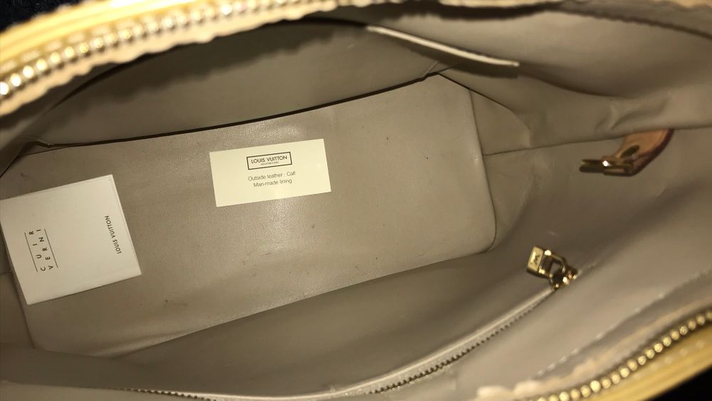 Louis Vuitton väska (Vernis Monogram Houston) Mått: (höjd - ca 25 cm, bredd - 32 cm, djup - 14 cm) Skick: vintage - 8/10 Pris: 3900kr (tillverkad i Louis Vuittons klassiska ”patent leather” - Modellnummer: M91121 - Serienummer: LM1011 -Nypris: ca 10.000kr. Väskor.