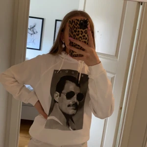 Hoodie - Carlings  - Skit snygg hoodie från Carlings! använd endast 1 gång! Köpt för 500kr. Från Freddie Mercerys merch. Pris kan diskuteras! Köparen står för frakten om du inte bor i närheten så vi kan mötas upp!💞