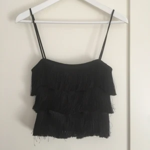 Topp med fransar  - Topp från Bershka i storlek S, använd en gång :) Köparen betalar frakt. 