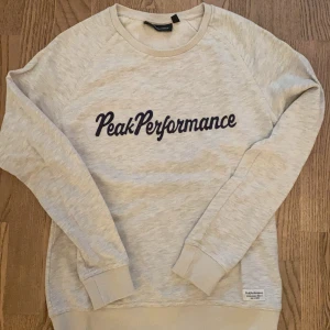 Beige/Vit tröja  - Tröja från peak performance, köpt förra året