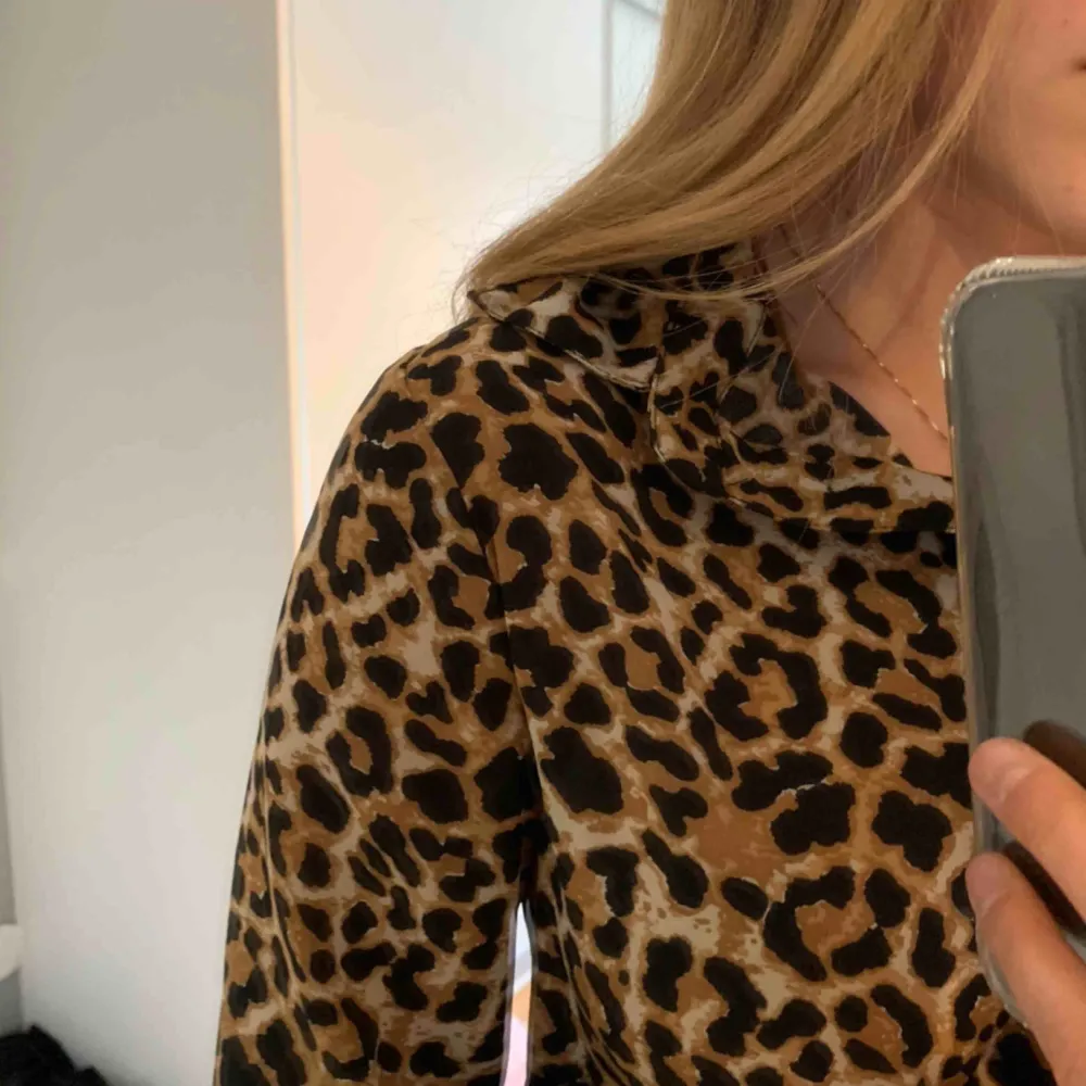 En super fin leopard skjorta som tyvärr inte jag använder längre💕 men är i fint skick och är i storlek 32 som är XS skulle jag säga🥰 kunden står för frakten. Blusar.