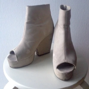  - Coola boots/sandaler från Weekday. Ljust beiga med bred klack och platå i fram. Öppen tå. Bra skick, dock några mörka märken på utsidan av klackarna (se sista bilden). Otroligt komfortabla och grymma!