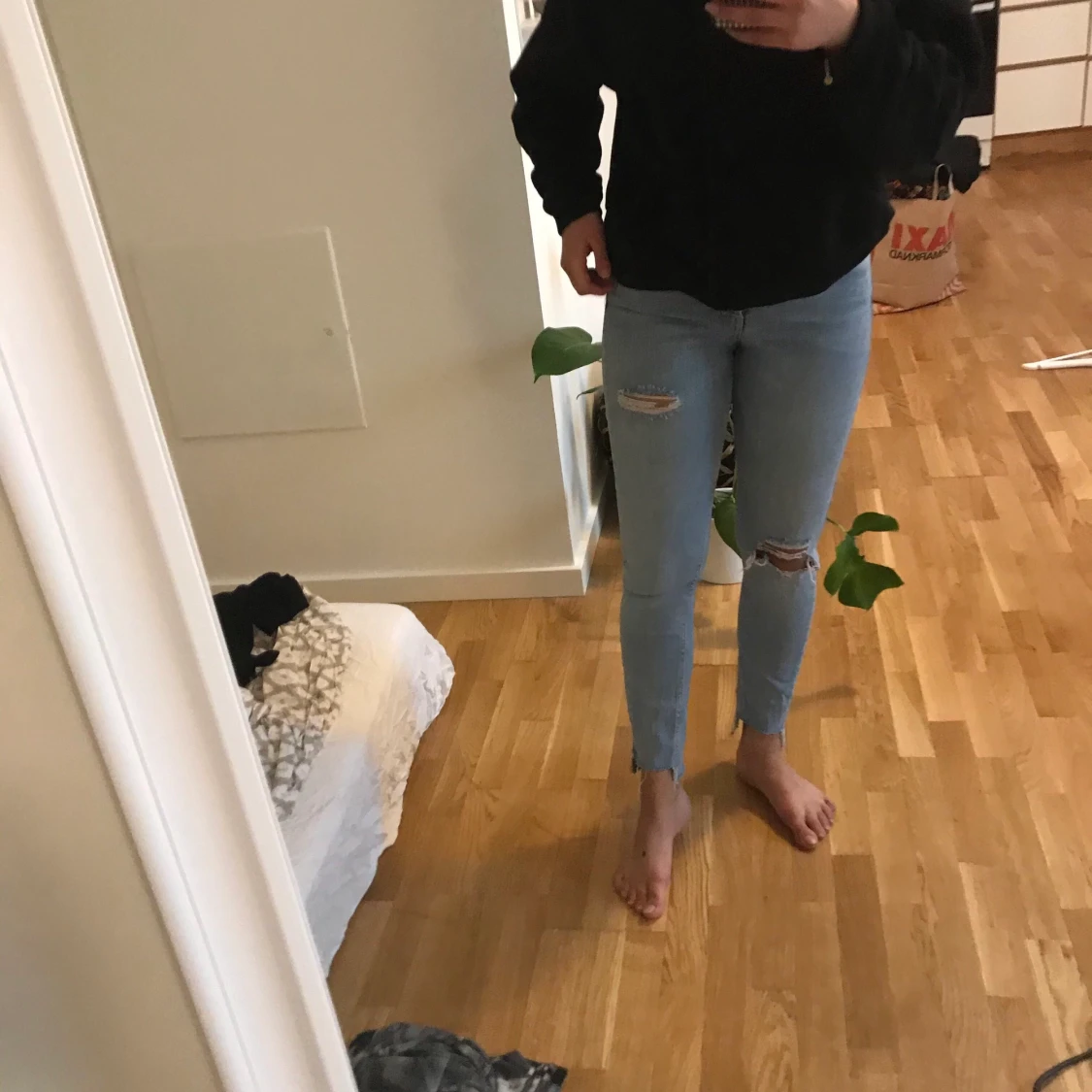 Jeans med slitningar. XS