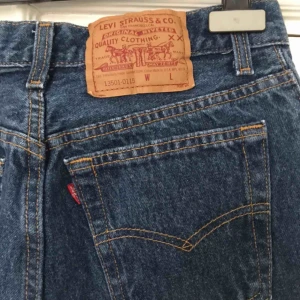  - Amerikanska vintage Levis. Begagnade men utan fläckar, hål eller större slitage. Är uppsydda nertill av tidigare ägare. Höga i midjan och knappgylf. Skulle säga att de motsvarar en 28 i storlek.   Kan hämtas upp eller så tillkommer frakt. 