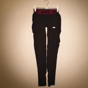 Träningstights i storlek XS. - Svarta stretchiga träningstights från MyProtein i storlek XS. Endast använda två gånger. Väldigt bekväma träningstights som sitter på sin plats. Priset är exklusive frakt.