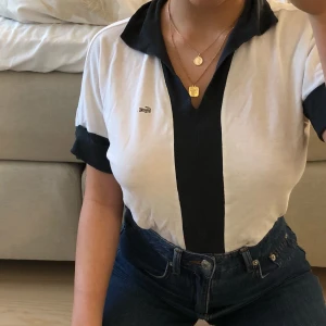 Lacoste T-shirt - Litet hål vid märket🤭😬