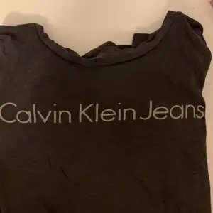 En Calvin Klein tshirt som jag inte längre använder. Grå tshirt med ett grått tryck. (Samma modell som bilden med tjejen, men inte samma färg) 