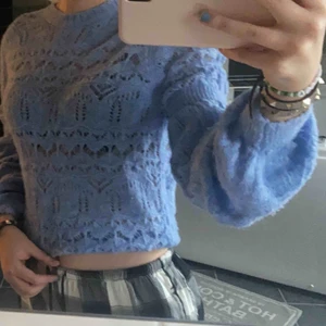  - As snygg blå stickad tröja från zara som jag bara har använt 2-3 gånger, den är as cool och snygg, har storlek S i den 💕💕