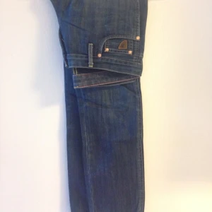  - Grymma jeans från spanska Lois.