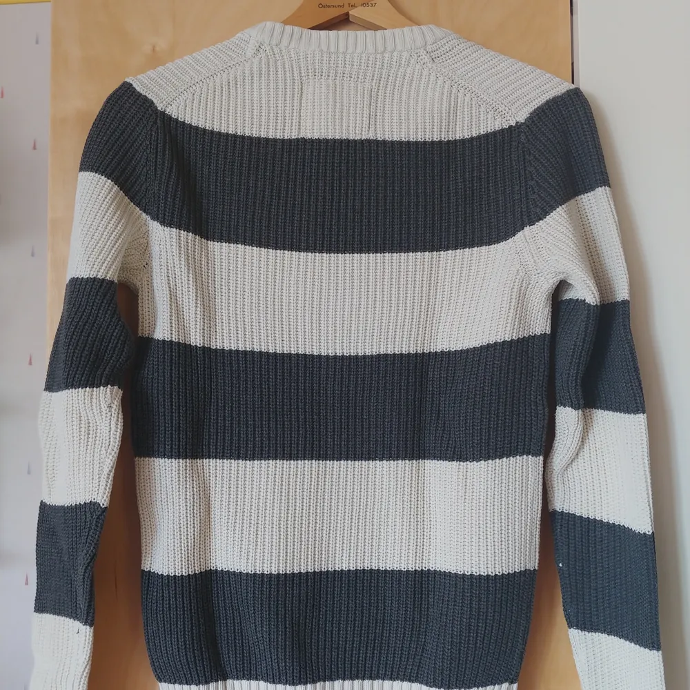 Randig tröja från H&M i storlek small. I använt men gott skick utan hål eller fläckar. . Tröjor & Koftor.