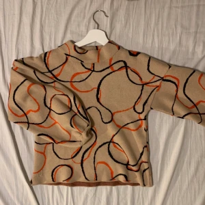 TJOCKTRÖJA MED PUFFÄRMAR - En tjocktröja med fint mönster och puffärmar, den är även hög om nacken. Säljer pga av att jag inte använder den längre. Frakt ingår ej 😇 frakt - 63 kr. Det står XS men den passar även M.