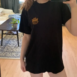 Vans t-shirt - Vans t-shirt i herrstorlek L. Litet tryck fram och ett stort tryck på ryggen. Har använt den som t-shirtklänning till cykelbyxor ☺️