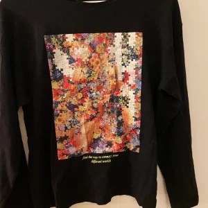 Långärmad med tryck strl S - Snygg svart långärmad med tryck. Från Zara i strl S. Frakt 22kr)