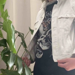  - Vit jeans jacka, Använt många gånger, har en fläck i kragen men inget som syns på utsidan, säljer den för den är för liten 