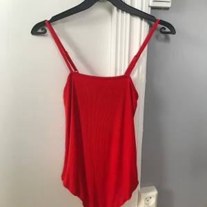 Röd body - Röd body från bikbok, köpare står för frakten. Den är mer som S än M skulle jag säga