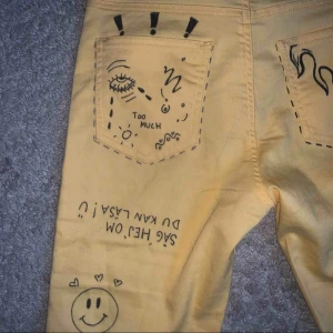  - Ett par egendesignade gula jeans med slits, supersnygga och stretchiga💛 De är köpta i norge i en norsk butik 