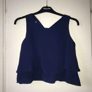  - Köpt utomlands, lite mindre än vanlig 34. Materialet är i chiffong som gör det lätt att bära under sommaren