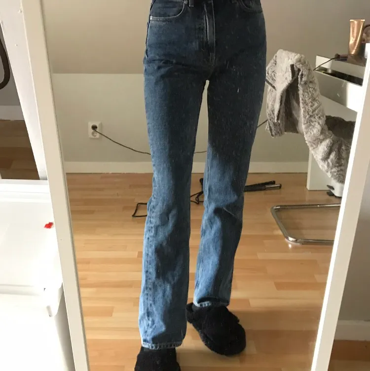 jeans från weekday i modellen voyage, frakt tillkommer. Jeans & Byxor.