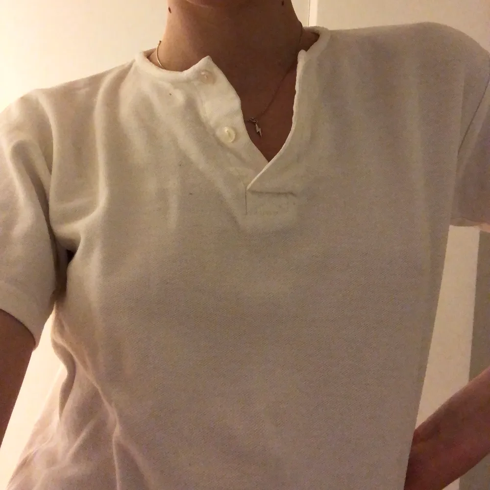 vit tröja köpt på second hand. fint skick. köpare står för frakt✌️ står ingen storlek men skulle säga att den passar som s.. T-shirts.